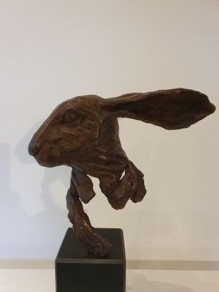Les curieux-de nieuwsgierige is een bronzen portret van een haas | bronzen beelden en tuinbeelden, figurative bronze sculptures van Jeanette Jansen |